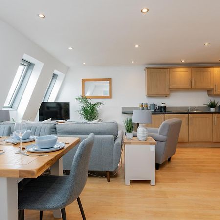 Starhost Residences - Central 3 Bed Apartment At Regents Court, Newbury Newbury  Dış mekan fotoğraf