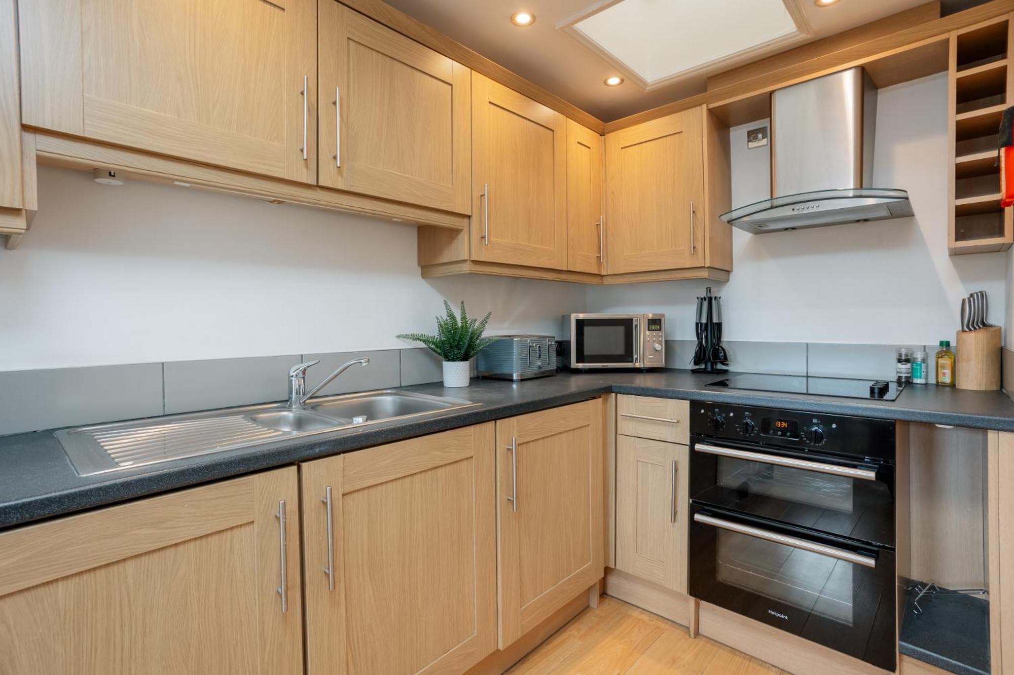 Starhost Residences - Central 3 Bed Apartment At Regents Court, Newbury Newbury  Dış mekan fotoğraf