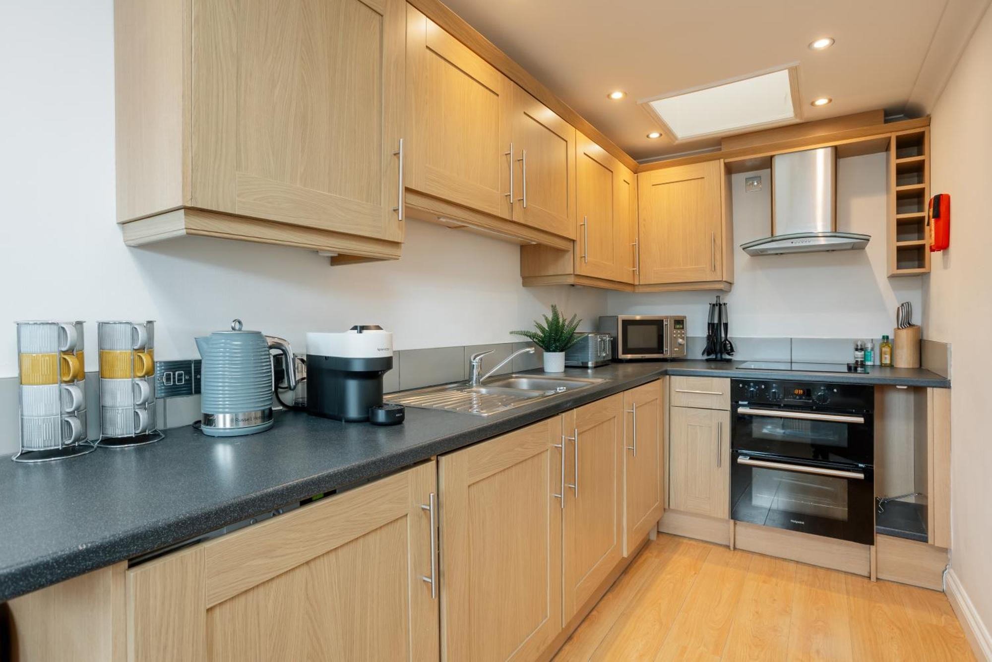 Starhost Residences - Central 3 Bed Apartment At Regents Court, Newbury Newbury  Dış mekan fotoğraf