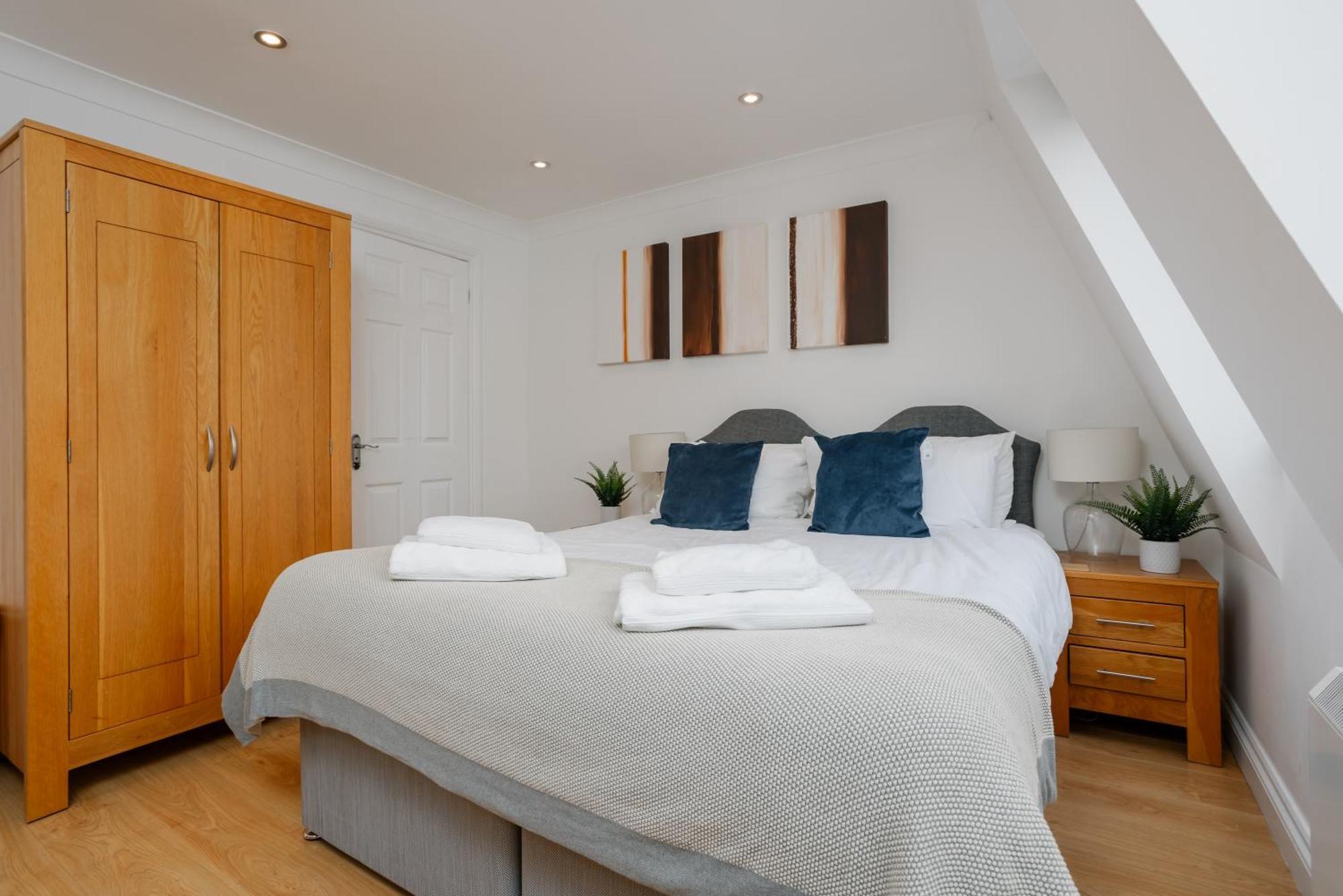 Starhost Residences - Central 3 Bed Apartment At Regents Court, Newbury Newbury  Dış mekan fotoğraf