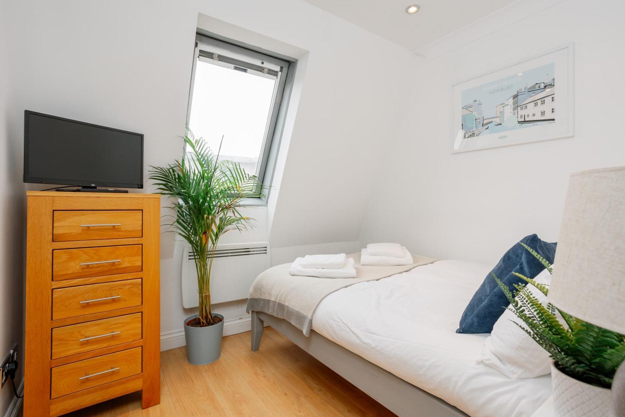 Starhost Residences - Central 3 Bed Apartment At Regents Court, Newbury Newbury  Dış mekan fotoğraf