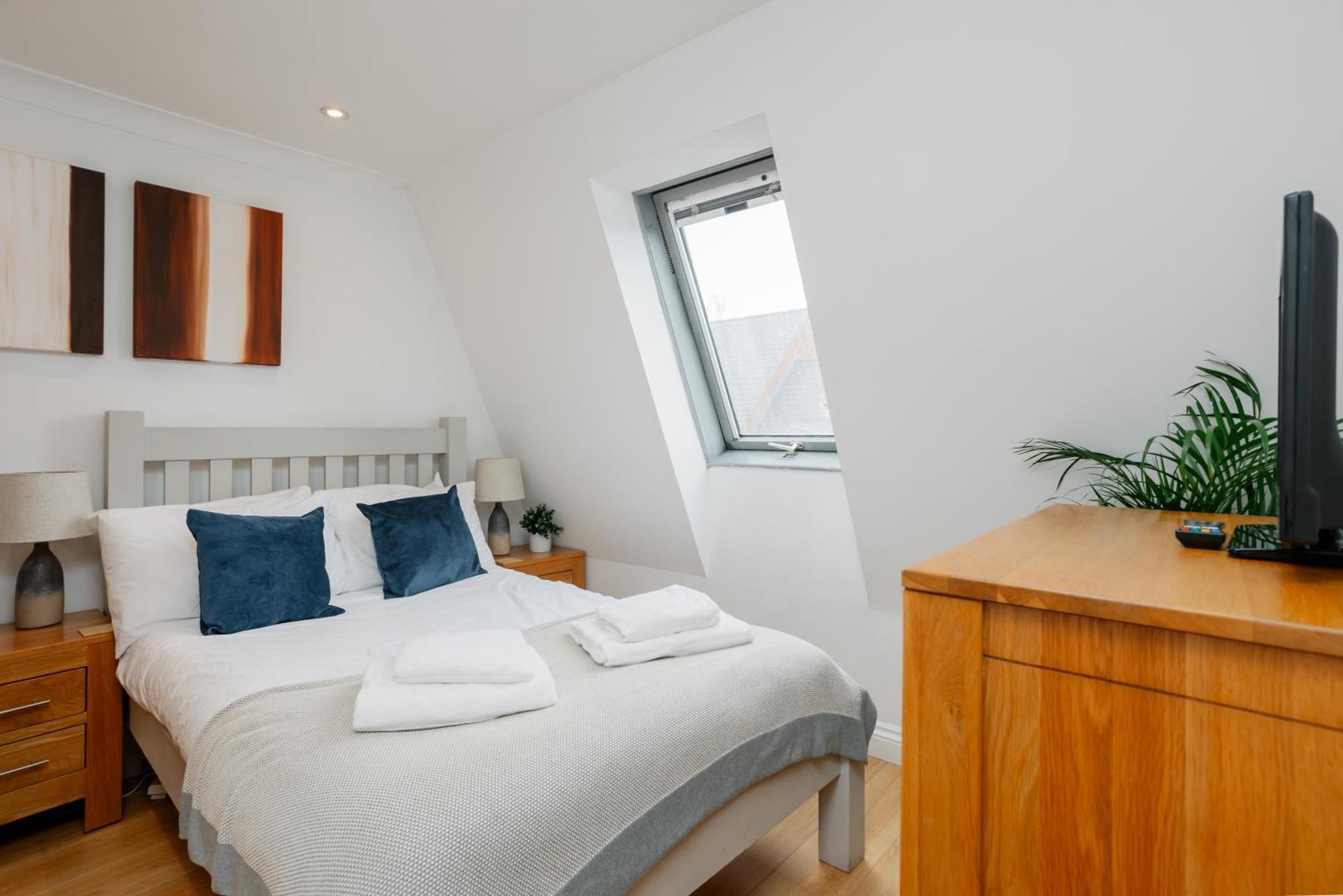 Starhost Residences - Central 3 Bed Apartment At Regents Court, Newbury Newbury  Dış mekan fotoğraf