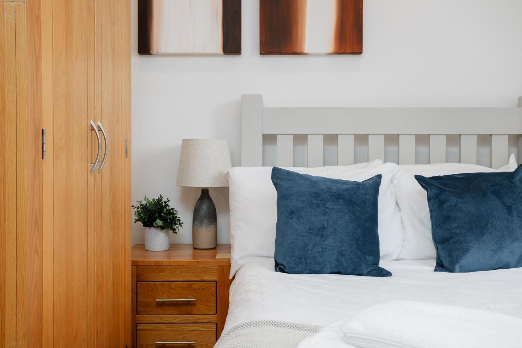 Starhost Residences - Central 3 Bed Apartment At Regents Court, Newbury Newbury  Dış mekan fotoğraf