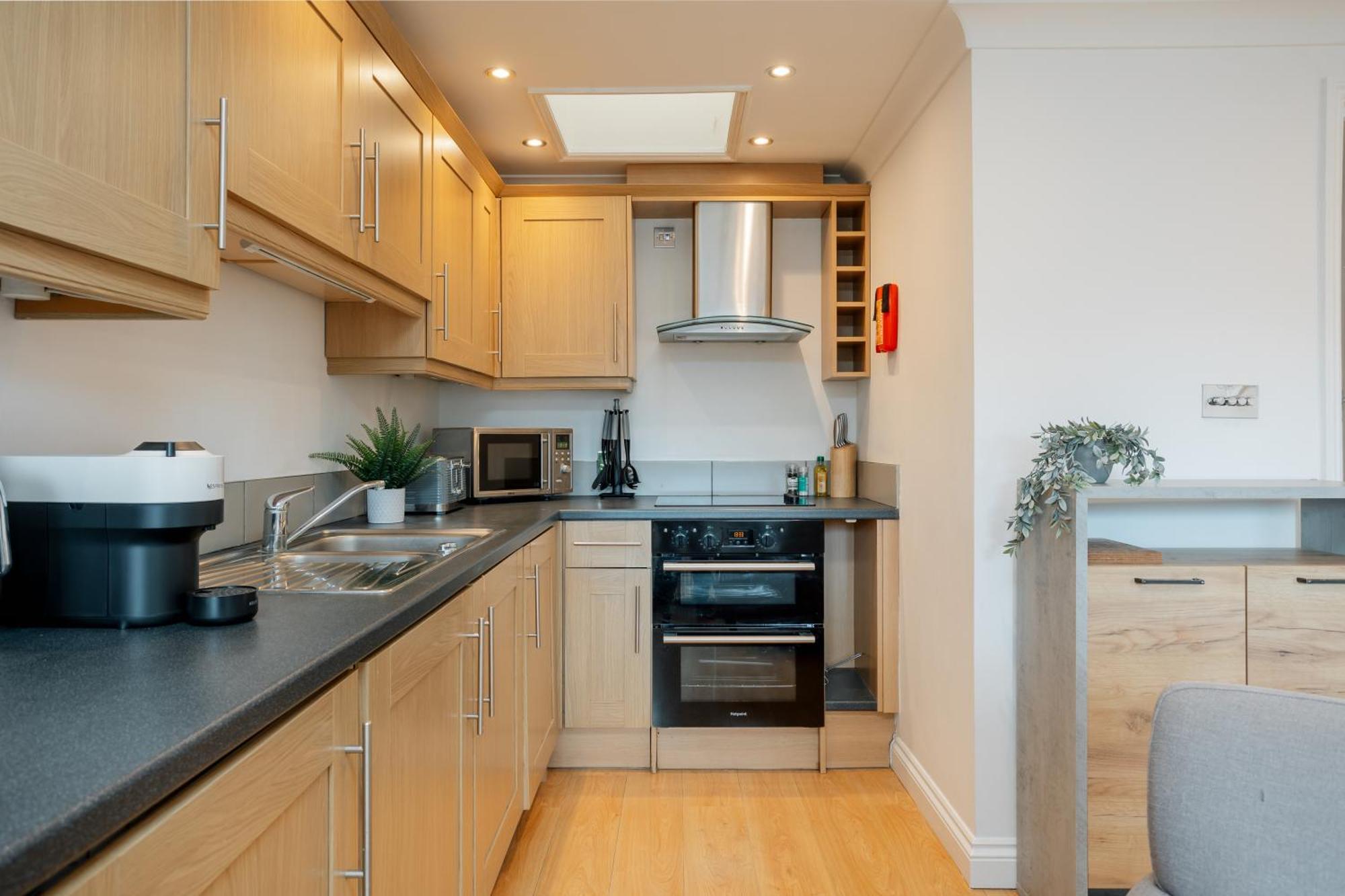 Starhost Residences - Central 3 Bed Apartment At Regents Court, Newbury Newbury  Dış mekan fotoğraf