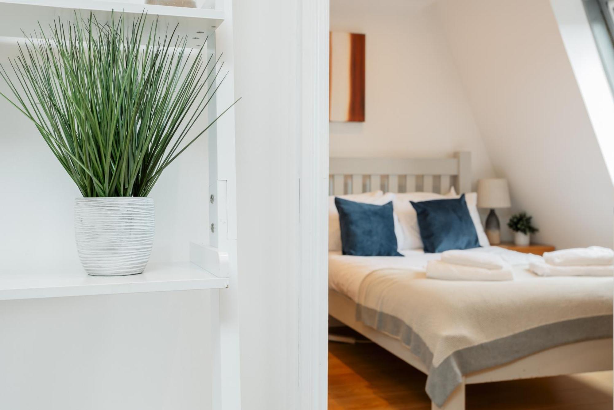 Starhost Residences - Central 3 Bed Apartment At Regents Court, Newbury Newbury  Dış mekan fotoğraf