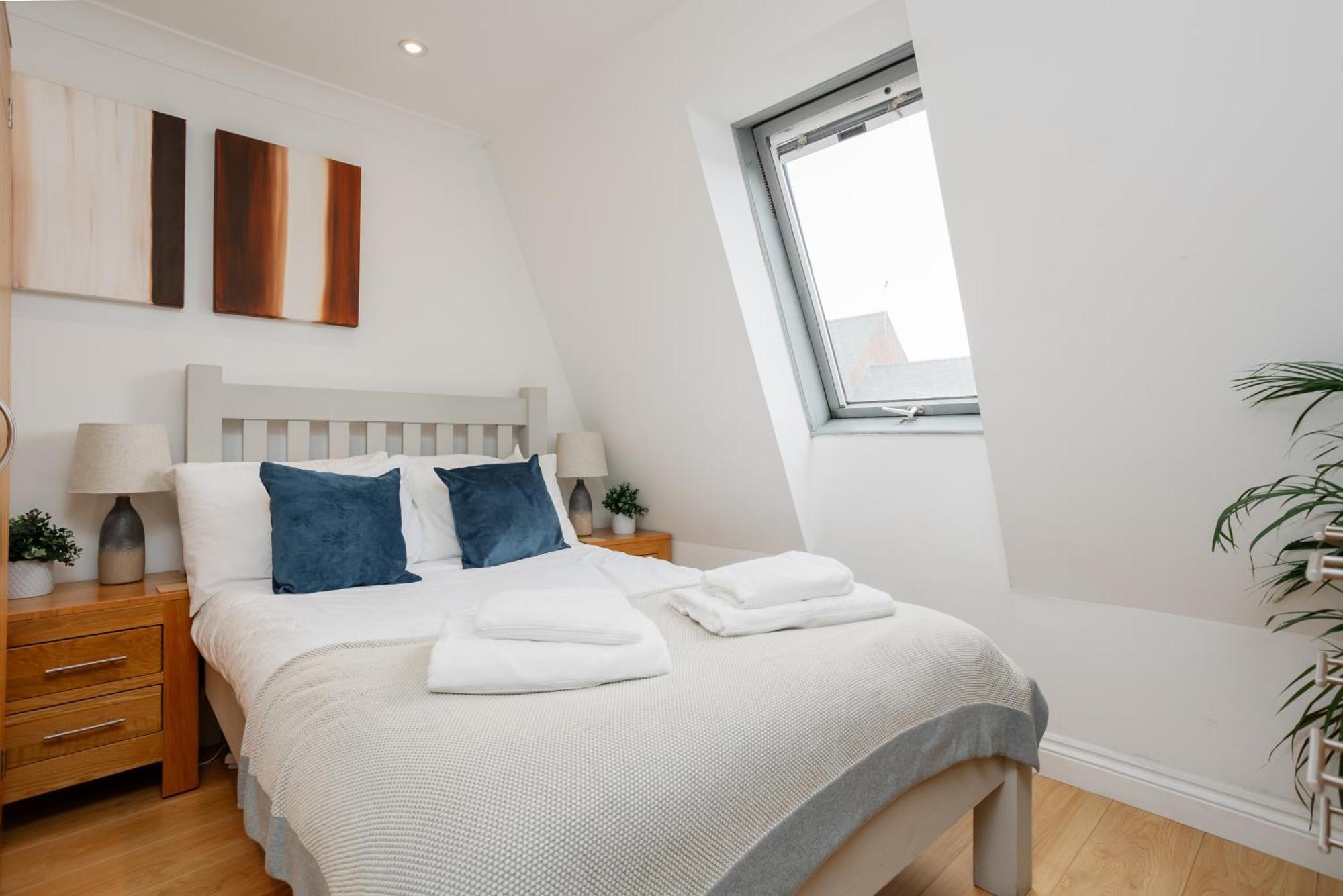 Starhost Residences - Central 3 Bed Apartment At Regents Court, Newbury Newbury  Dış mekan fotoğraf
