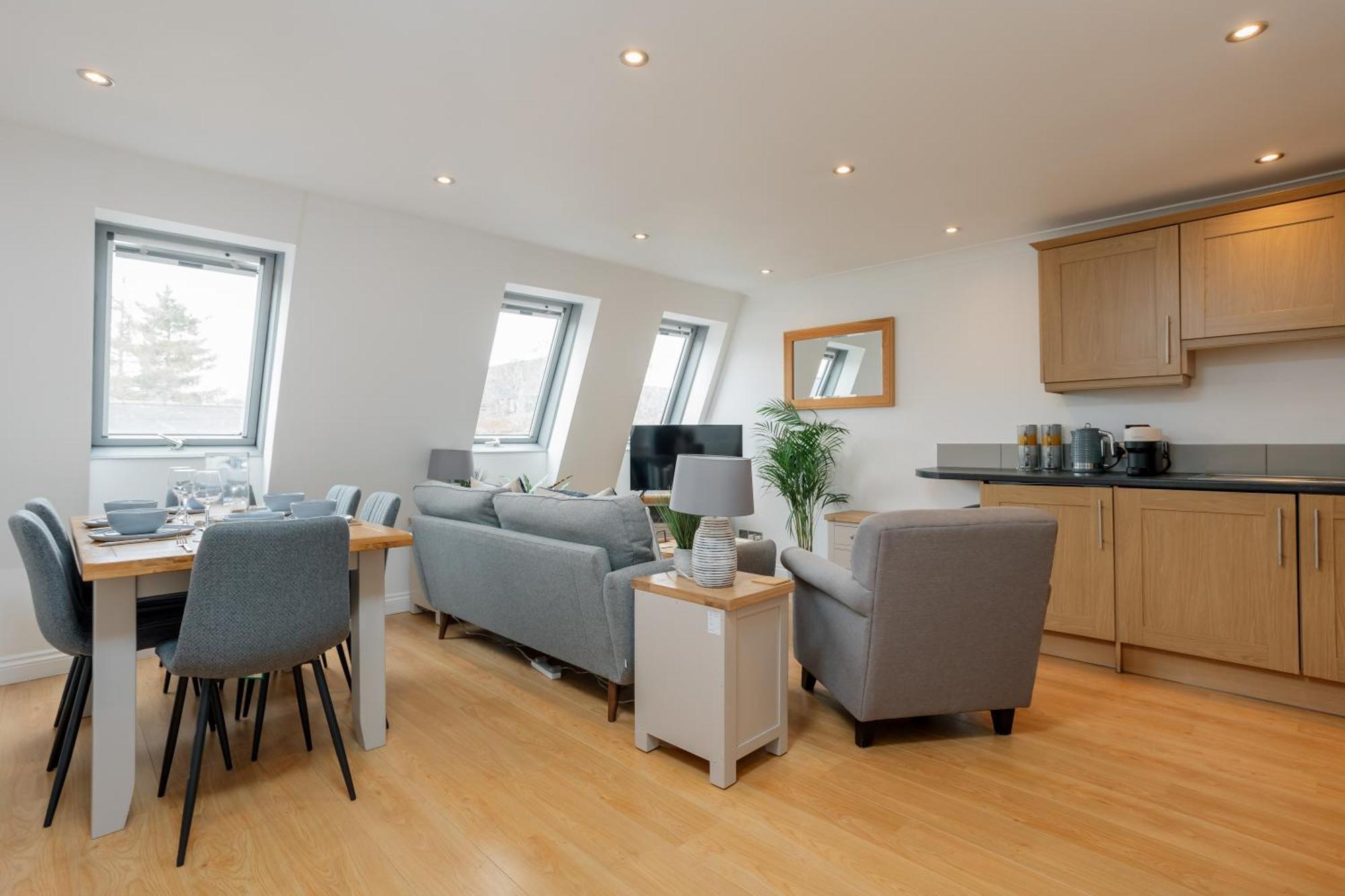 Starhost Residences - Central 3 Bed Apartment At Regents Court, Newbury Newbury  Dış mekan fotoğraf
