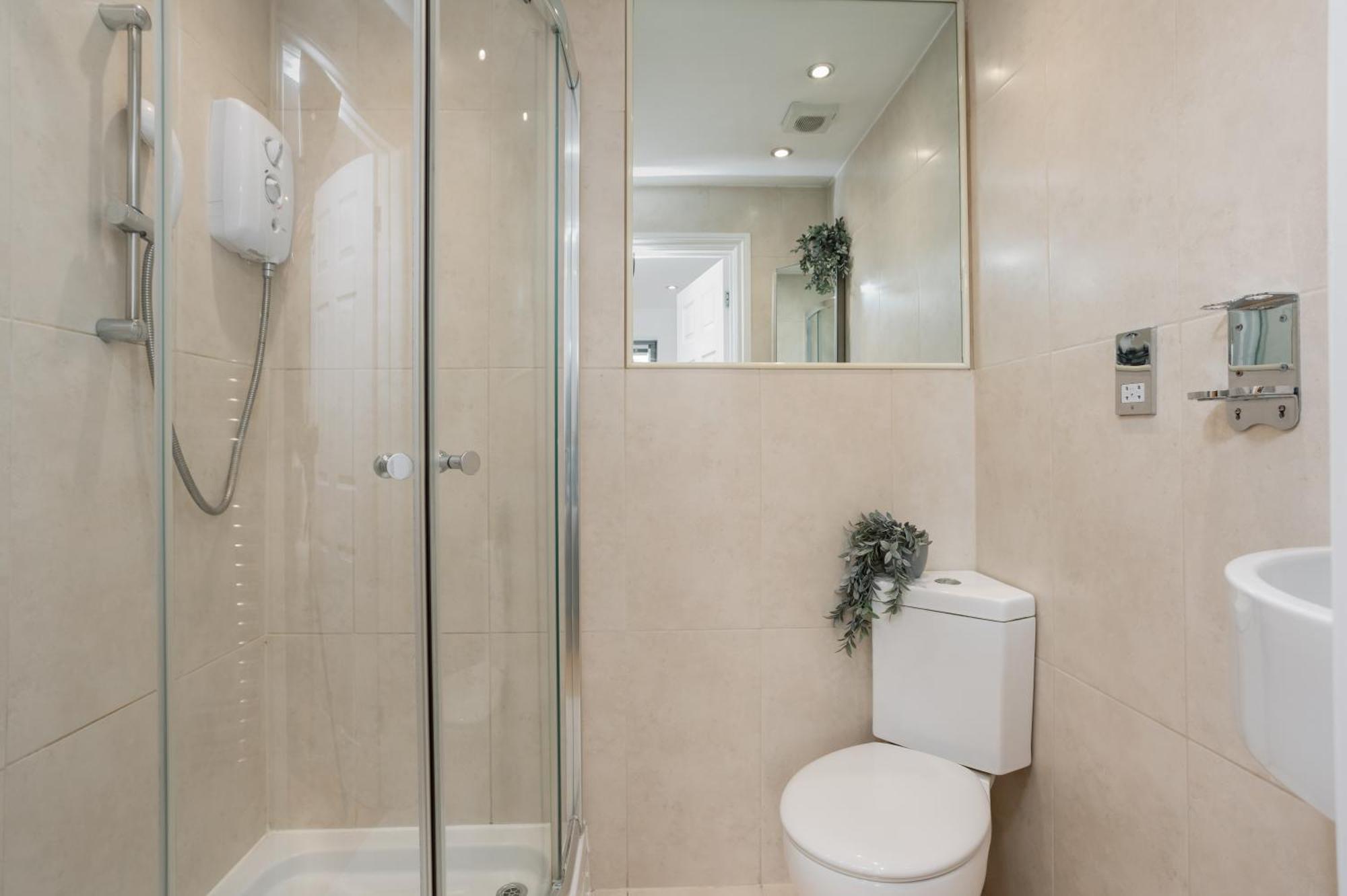 Starhost Residences - Central 3 Bed Apartment At Regents Court, Newbury Newbury  Dış mekan fotoğraf