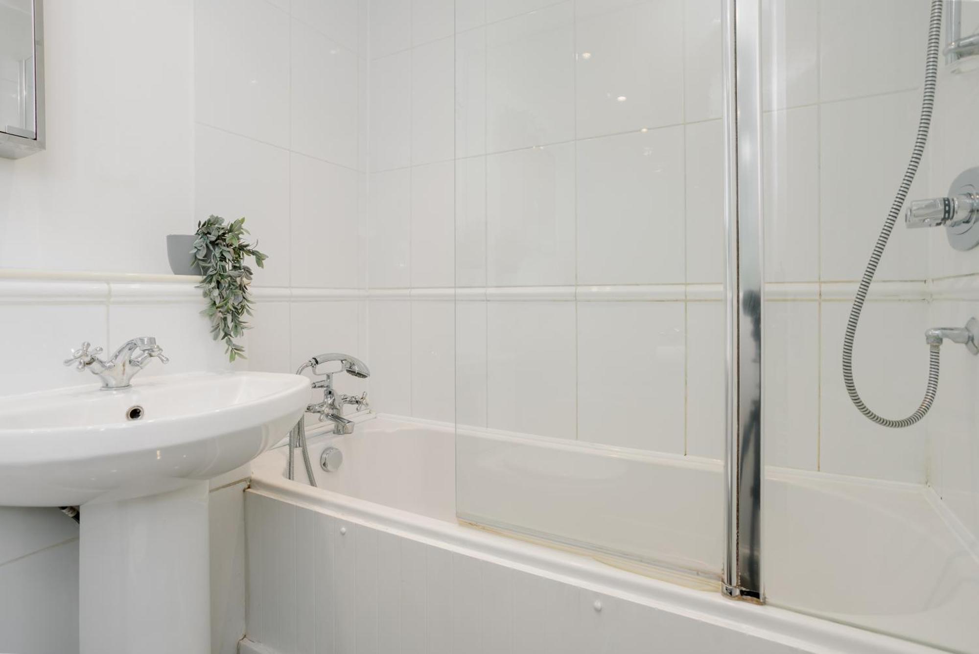 Starhost Residences - Central 3 Bed Apartment At Regents Court, Newbury Newbury  Dış mekan fotoğraf