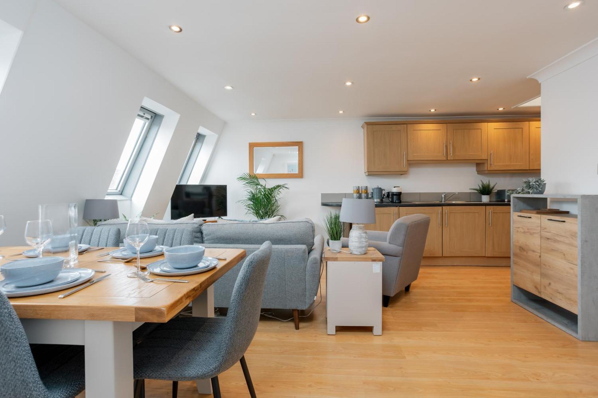 Starhost Residences - Central 3 Bed Apartment At Regents Court, Newbury Newbury  Dış mekan fotoğraf