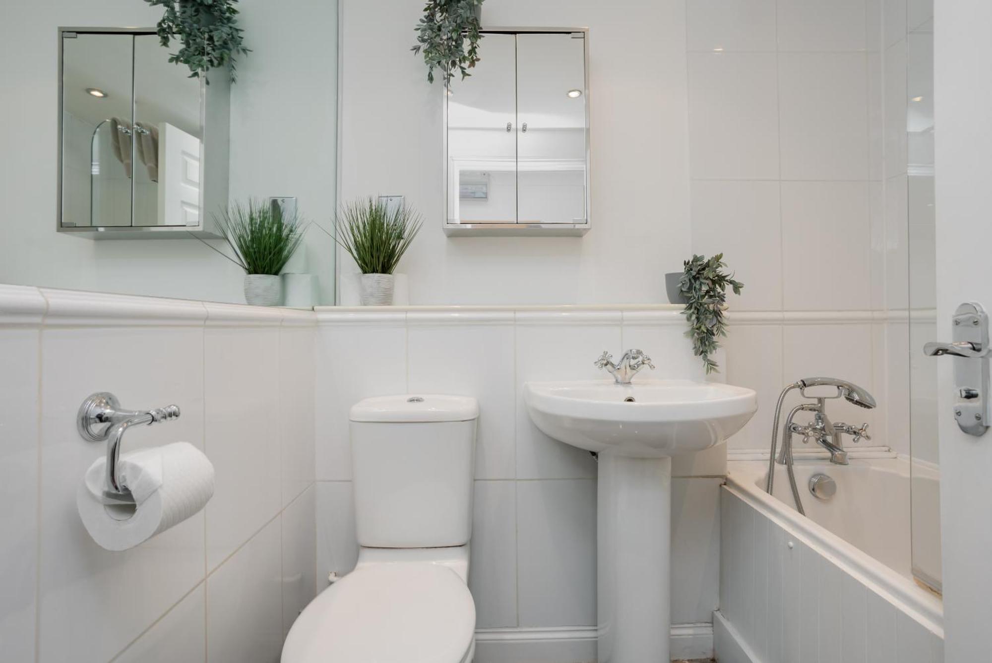 Starhost Residences - Central 3 Bed Apartment At Regents Court, Newbury Newbury  Dış mekan fotoğraf
